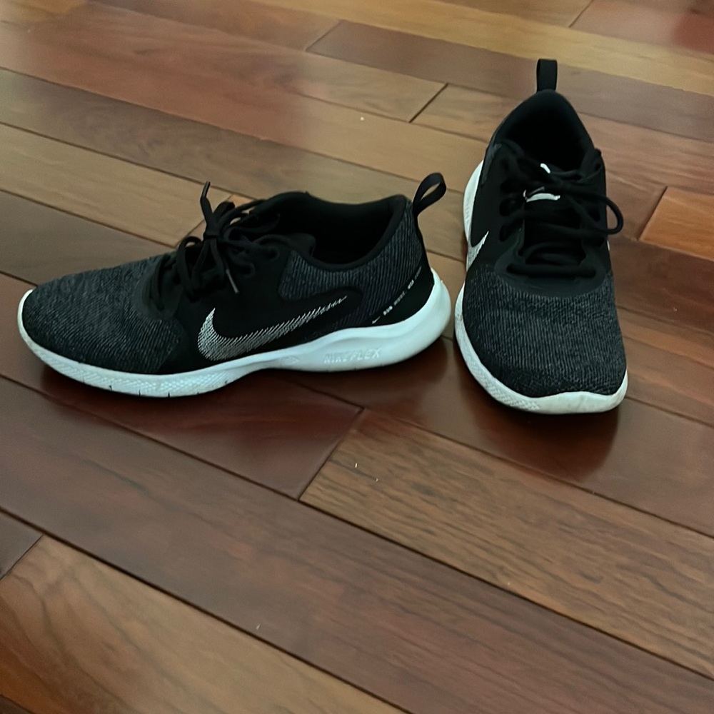 Black Nike women’s size 9
